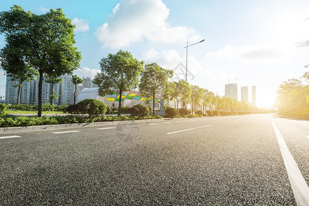 日出时现代空荡的柏油路图片