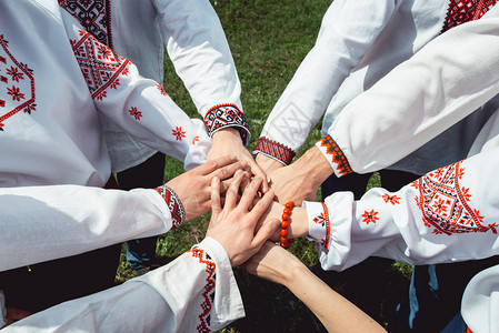 人们身着传统的乌克兰服装手牵民族观图片