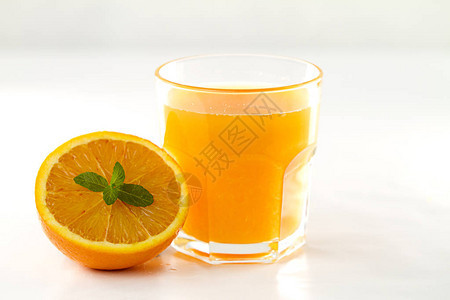 一杯盛满橙汁和半杯红橙汁的请款杯子图片