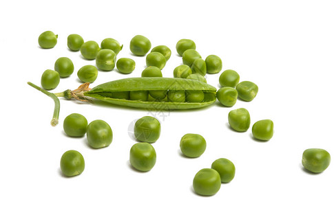孤立在白色背景上的绿豌豆图片素材