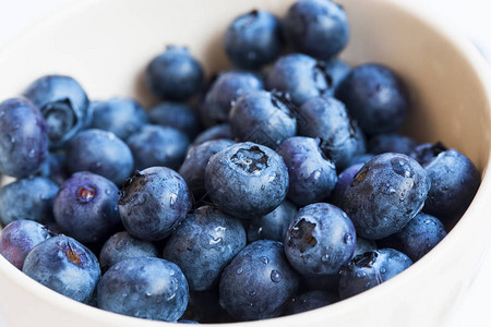 新鲜的蓝莓水果堆在碗里图片