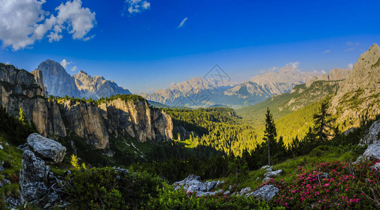 南蒂罗尔州多洛米蒂山脉的顶级TofanadiRozes和CinqueTorri山脉的壮丽日落景色地点CortinadAmpezz图片