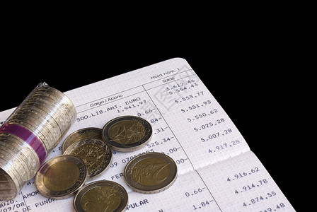 储蓄账户上的欧元硬币背景图片