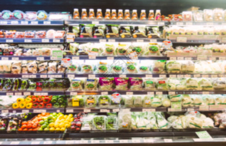 超市货架上的新鲜蔬菜图片