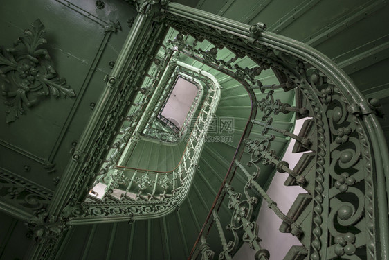旧废弃建筑中的绿色楼梯图片