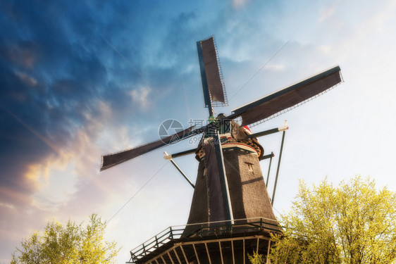 荷兰风车的美丽景色图片