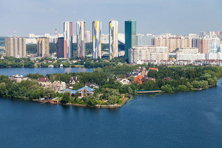 在莫斯科郊区风景如画的莫斯科河湾海滨的克拉斯诺戈尔斯克镇的PavshinskayaPoyma区的岛上小屋村Beresta和现代公图片