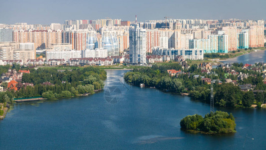 在莫斯科郊区风景如画的莫斯科河湾滨水区克拉斯诺戈尔斯克镇的岛上村庄Beresta和现代住宅区PavshinskayaPoy图片