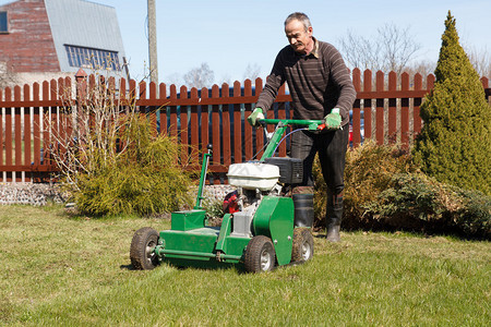 草坪通风器是一种园艺工具或机器图片