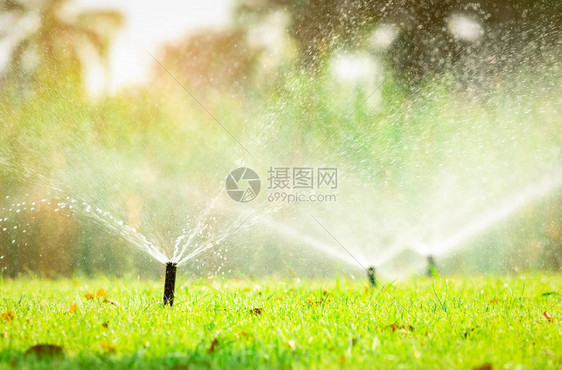 自动草坪洒水器浇灌绿草带自动系统的洒水器花园灌溉系统浇灌草坪洒水系统维护服务家庭图片