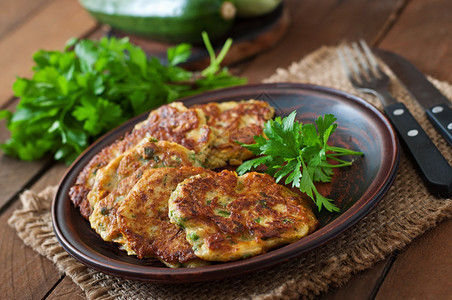 Zucchini煎饼和木图片