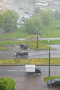 夏日大雨中城市街道的俯视图图片