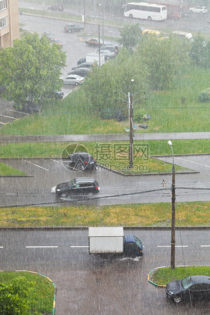 夏日大雨中城市街道的俯视图图片