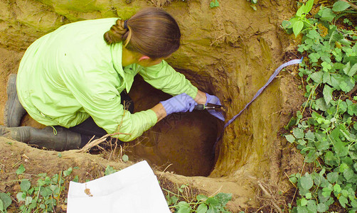 采集土壤样本的女科学家环图片