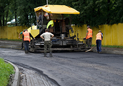 沥青撒布机用于城市街道更新工程铺背景图片