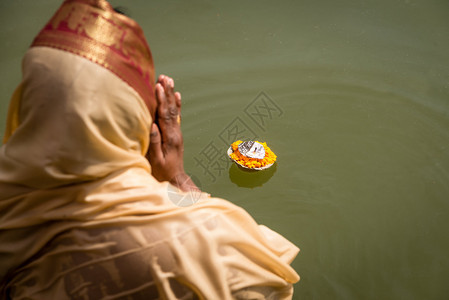 做阿尔蒂祭品的女人Aarti是一种印度教对湿婆的崇拜仪式图片