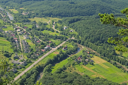山丘之间的小村庄图片