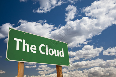 云彩和天空的云彩绿色路标背景图片