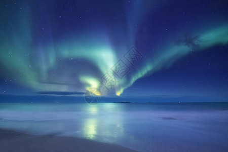 挪威罗弗敦群岛上的北极光海洋上空的绿色北极光与极光的夜空夜间冬季景观与极光和水面上的反图片