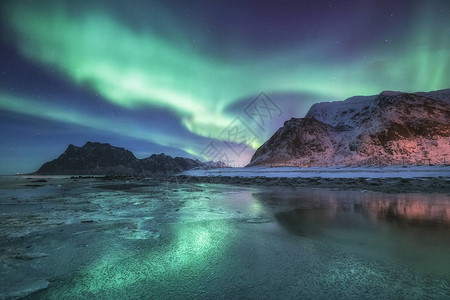山脉和海洋下的北极光挪威美图片