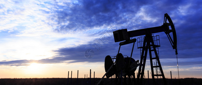日落时的工业油气井泵图片