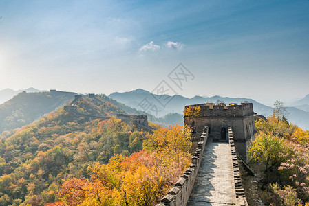长城远景压缩塔和墙段秋季在北京北京古代防御军事地标附近的山区图片
