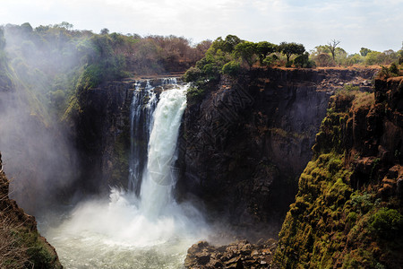维多利亚瀑布是世界上最大的水帘图片