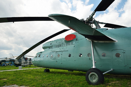 一架Mi8MTHipH载货直升机在绿图片