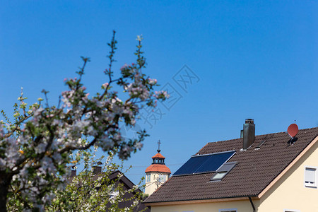 春天阳光明媚的蓝天下德国南部乡村屋顶的图片