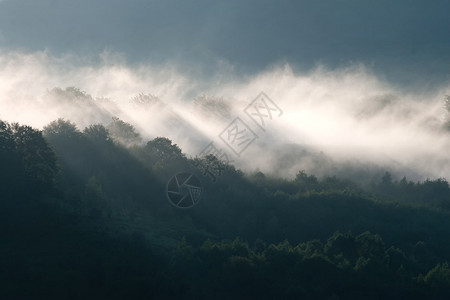 在山风景的雄伟日落暴风雨前的阴天图片