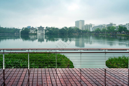 雨中的湖泊和公园海南岛图片