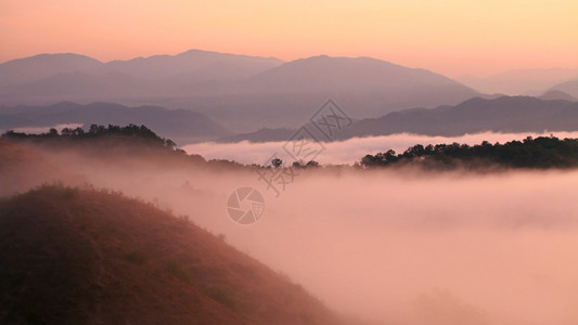 泰国达克省雨林晨雾的美丽暮色图片