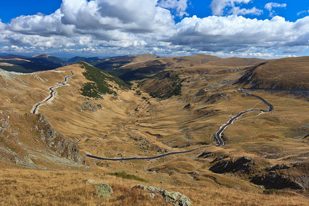 罗马尼亚Parang山脉的Transalpina公路和U背景图片