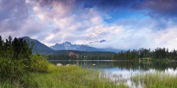 山湖和多云天空的美丽全景图片