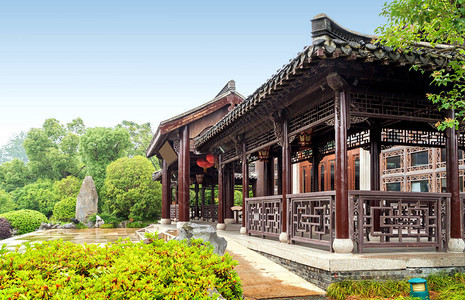 扬州雨中的古典庭院图片