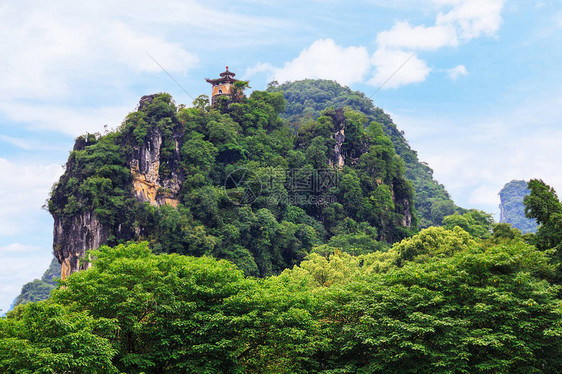 广西省的风景阳朔公园西山观景台上的东方风格传统建筑图片