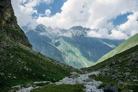 令人惊叹的绿色山脉和云雾吉尔斯坦阿拉图片
