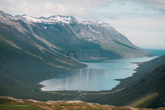 冰岛山峰上的峡湾和雪山的壮丽景观图片
