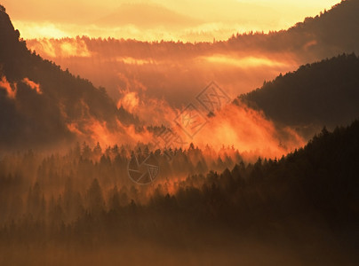 林日的夕阳风景落下多彩的山谷满是浓密的薄雾与炎热的图片