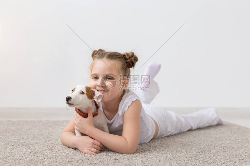人儿童和宠物概念小女孩与可爱的图片