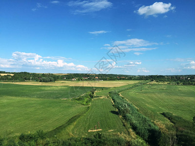 夏天的丘陵景观图片