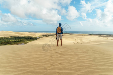 站在沙丘上看远足的孤单旅行者望着一望而去新西图片
