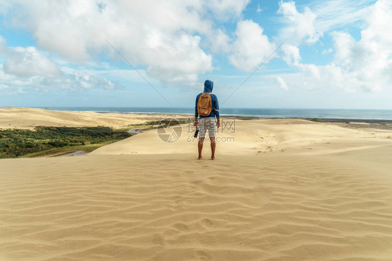 站在沙丘上看远足的孤单旅行者望着一望而去新西图片