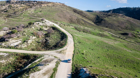 以色列山上公路驾驶汽车的空中图片