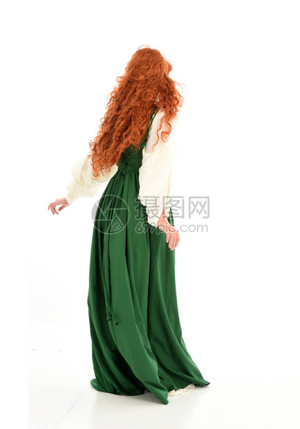 穿着绿色中世纪礼服的红发女孩全长肖像图片