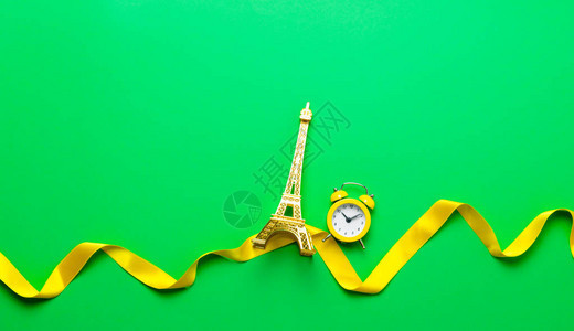金色艾菲尔铁塔纪念品和钟头照片图片