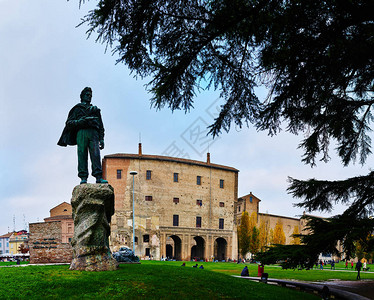 PiazzaledellaPeace上的Partisan纪念碑是意大利Parma市中心公共绿地背景图片