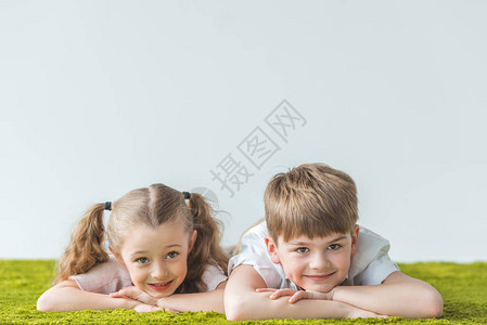 快乐的小孩躺在草坪上笑着在图片