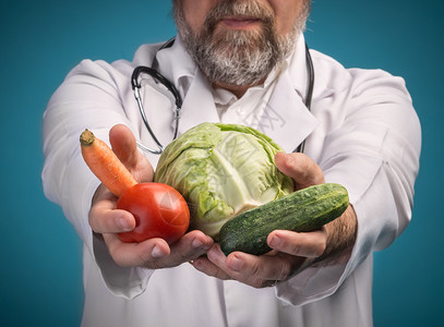 健康食品概念医生拿着蔬菜健康饮食和健康的生活方式图片