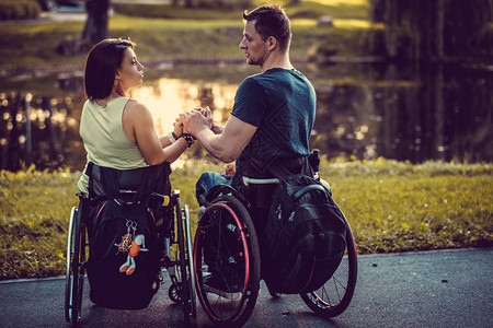 在秋季公园两轮椅上搭乘双轮椅的和平图片